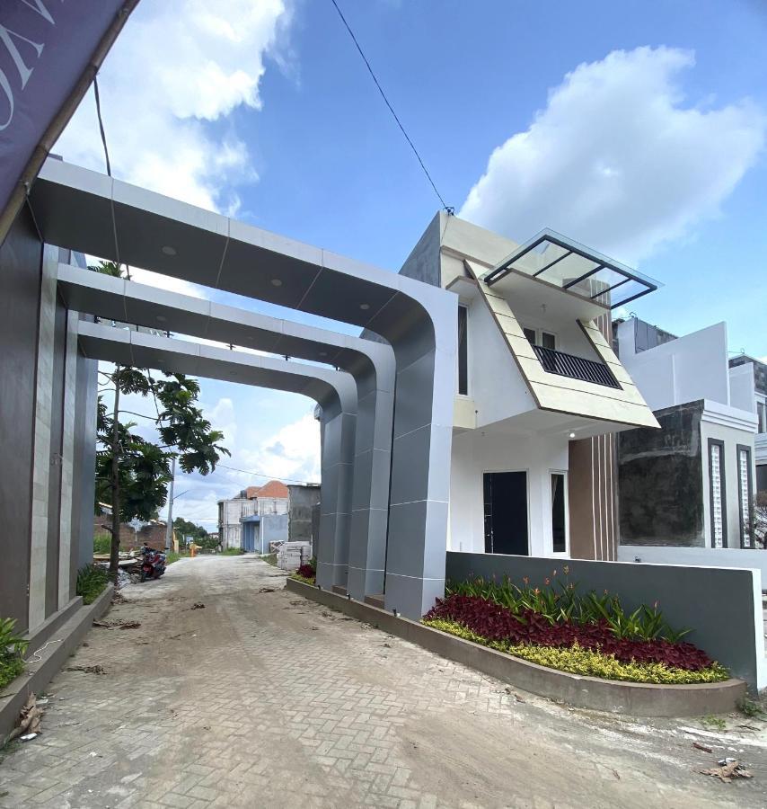 Villa Royal Arois Syariah Dekat Jatim Park 3 Tlekung Buitenkant foto
